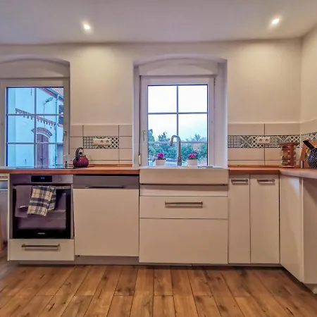 In Herrenhaus شقة *